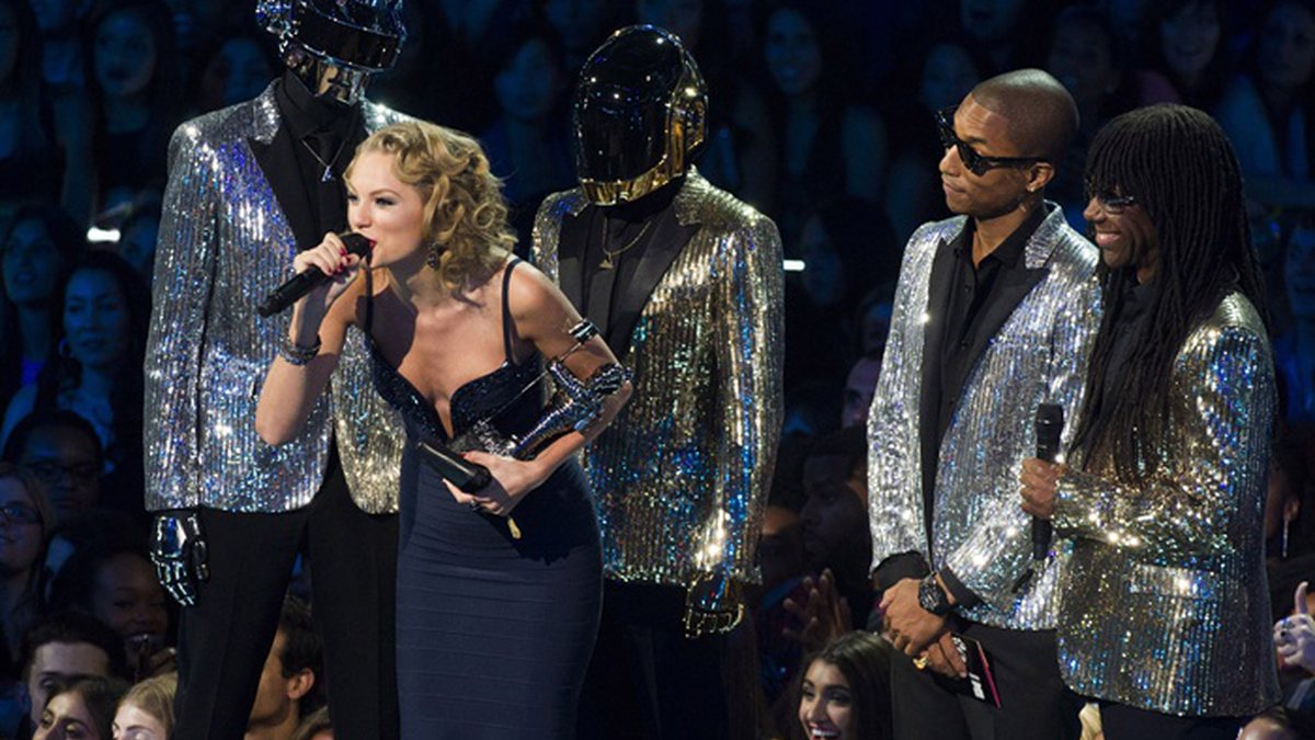 Taylor Swift recebe o prêmio das mãos do Daft Punk, Pharrell e Nile Rodgers - e aproveita para alfinetar o ex-affair Harry Styles, do One Direction - Charles Sykes/AP