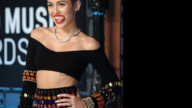 Miley Cyrus desfilou pelo tapete vermelho de Dolce & Gabbana. Depois, como sabemos, o collant de ursinho e o biquíni de látex compuseram o figurino da moça no palco - Evan Agostini/AP