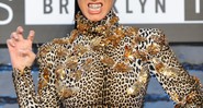 Katy Perry vestindo Emanuel Ungaro, de estampa felina combinando com o tema da música "Roar", e com uma daquelas "grelhas" douradas nos dentes - Evan Agostini/AP