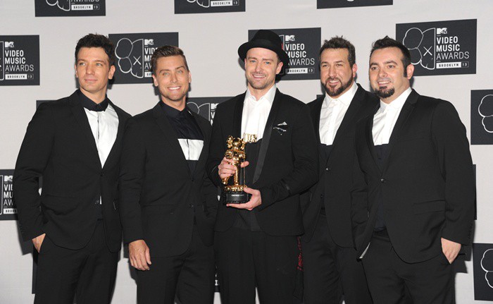 'N Sync: C Chasez, Lance Bass, Justin Timberlake, Joey Fatone e Chris Kirkpatric coordenaram os figurinos para a apresentação rapidíssima no VMA - Evan Agostini/AP