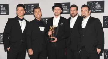 'N Sync: C Chasez, Lance Bass, Justin Timberlake, Joey Fatone e Chris Kirkpatric coordenaram os figurinos para a apresentação rapidíssima no VMA - Evan Agostini/AP