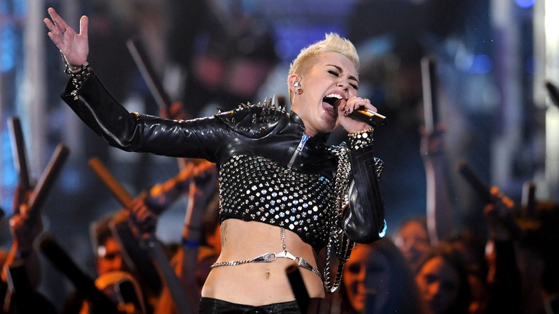 <b>Diva</b>
<br>
Isso sim é marcar presença: Miley apareceu no <i>VH1 Divas</i> com casaco cravejado de espinhos, pirotecnias e uma versão de “Rebel Yell”, de Billy Idol. 
 - Chris Pizzello/AP