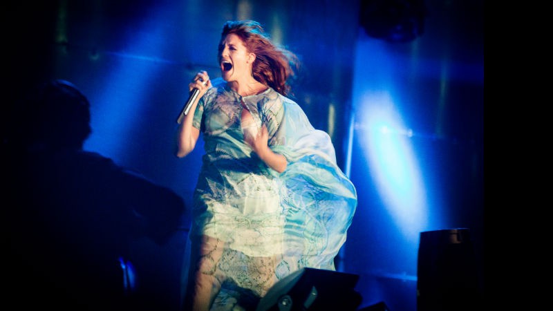 Com um figurino digno de uma fada da mitologia celta, a ruiva Florence Welch correu pelo palco e no meio do público.  - Raul Aragão / Divulgação