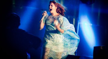 Com um figurino digno de uma fada da mitologia celta, a ruiva Florence Welch correu pelo palco e no meio do público.  - Raul Aragão / Divulgação