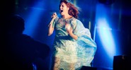 Com um figurino digno de uma fada da mitologia celta, a ruiva Florence Welch correu pelo palco e no meio do público.  - Raul Aragão / Divulgação