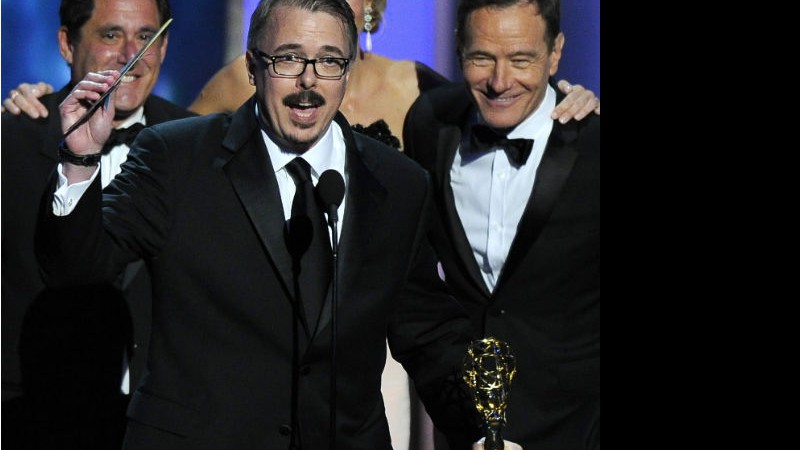 Vince Gilligan (centro), criador e produtor de <i>Breaking Bad</i> comemora a vitória na categoria Melhor Série Dramática ao lado de Bryan Cranston (à dir.).  - Chris Pizzello / AP 