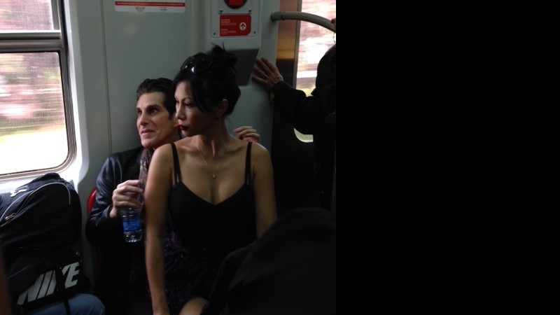 Perry Farrell no trem ao lado de sua esposa, Etty. O Lollapalooza, festival com proposta de sustentabilidade, incentivou as pessoas a chegarem na coletiva de trem - Pedro Antunes