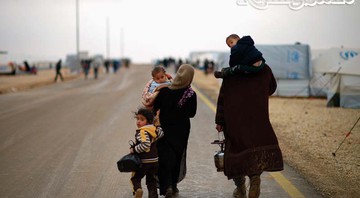 <b>SEM DESTINO</b>
Crianc?as si?rias sa?o carregadas pelos pais no campo de refugiados Zaatari, na Jorda?nia, em janeiro. Superlotado, o local atualmente abriga 130 mil pessoas - Jeff J Mitchell/ Getty Images