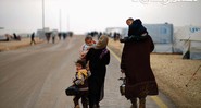 <b>SEM DESTINO</b>
Crianc?as si?rias sa?o carregadas pelos pais no campo de refugiados Zaatari, na Jorda?nia, em janeiro. Superlotado, o local atualmente abriga 130 mil pessoas - Jeff J Mitchell/ Getty Images