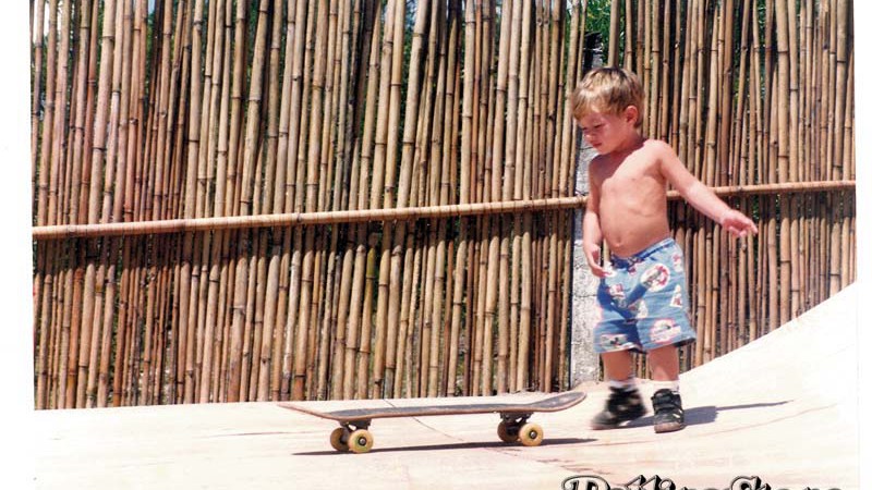 <b>DESDE CEDO</b>
Aos 3 anos, tentando as primeiras manobras;  - Arquivo Pessoal