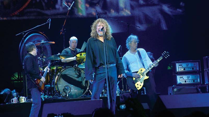 <b>16 - 1995 - Led Zeppelin “traz tudo para casa”: </b>
<br>
Robert Plant, Jimmy Page e John Paul Jones superam a tensão que havia na banda e fazem um set épico na cerimônia de introdução deles ao Hall da Fama.  - STE GOUGH/DIVULGAÇÃO