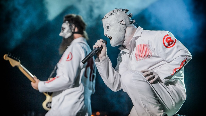 O show do Slipknot é contemplativo – acrobacias circenses são executadas da plataforma que eleva os tambores metálicos do grupo e sempre há algum dos nove integrantes interagindo diretamente com a plateia - Stephan Solon/XYZ Live/ Divulgação