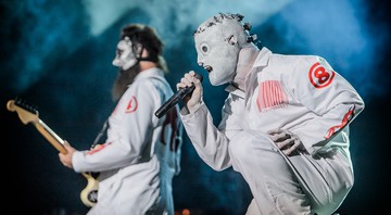 O show do Slipknot é contemplativo – acrobacias circenses são executadas da plataforma que eleva os tambores metálicos do grupo e sempre há algum dos nove integrantes interagindo diretamente com a plateia - Stephan Solon/XYZ Live/ Divulgação