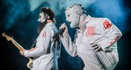 O show do Slipknot é contemplativo – acrobacias circenses são executadas da plataforma que eleva os tambores metálicos do grupo e sempre há algum dos nove integrantes interagindo diretamente com a plateia - Stephan Solon/XYZ Live/ Divulgação