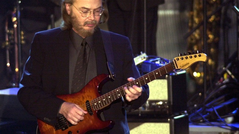 <b>18 - 2001 - Steely Dan finalmente chega lá:</b>
<br>
 A banda Steely Dan é introduzida após uma década fazendo uma campanha meio séria para entrar para o Hall da Fama do Rock. - Kathy Willens/AP