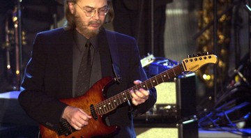 <b>18 - 2001 - Steely Dan finalmente chega lá:</b>
<br>
 A banda Steely Dan é introduzida após uma década fazendo uma campanha meio séria para entrar para o Hall da Fama do Rock. - Kathy Willens/AP