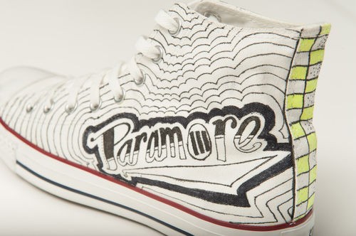 O modelo customizado pela banda Paramore - veja os tênis desenhados por outros artistas a seguir. - Reprodução