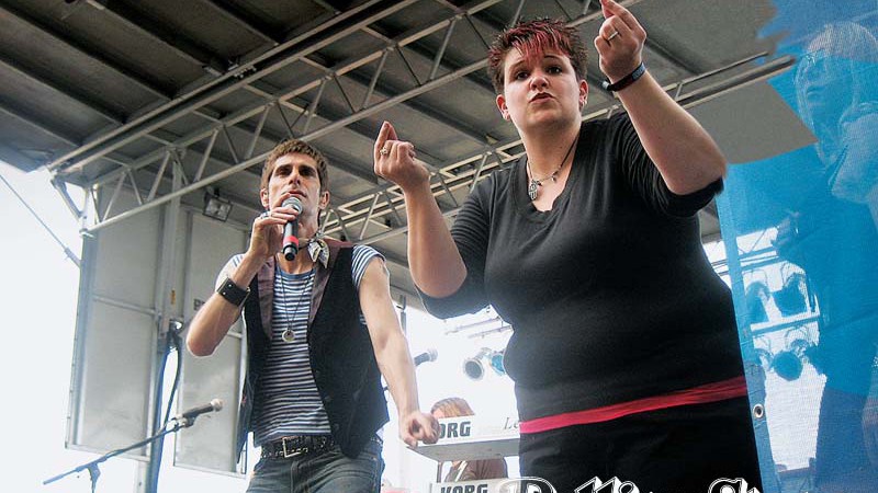 PARA TODOS
Amber ao lado de Perry Farrell, no último Lolla  - Divulgação