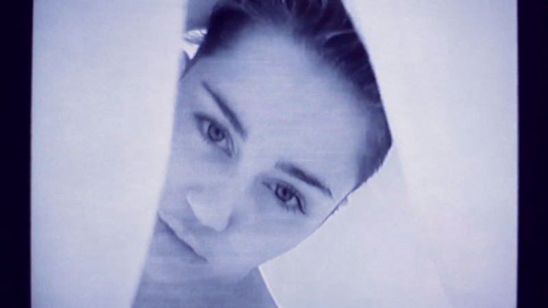 Miley Cyrus - Adore You - Reprodução / Vídeo