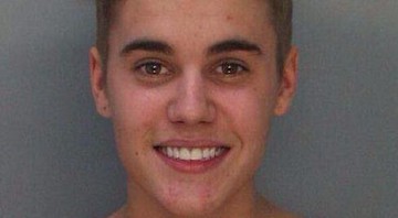 Justin Bieber mugshot - Reprodução / Twitter