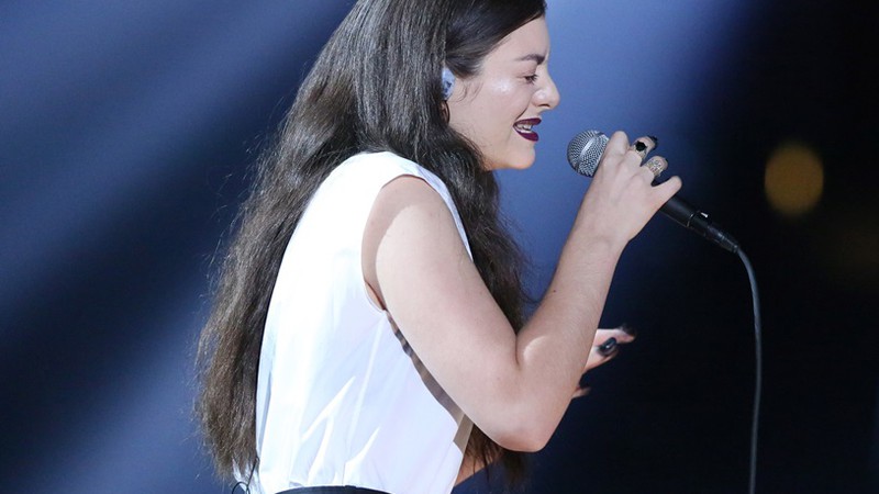 Aos 17 anos, Lorde teve uma noite memorável no seu primeiro Grammy. Ela cantou o hit "Royals" e ainda levou para casa os prêmios de Melhor Performance Solo Pop e Música do Ano. - Matt Sayles / AP