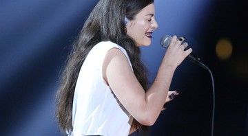 Aos 17 anos, Lorde teve uma noite memorável no seu primeiro Grammy. Ela cantou o hit "Royals" e ainda levou para casa os prêmios de Melhor Performance Solo Pop e Música do Ano. - Matt Sayles / AP