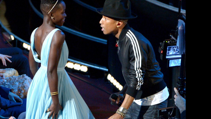 Pharrell Williams dançando com Lupita Nyong'o durante a performance dele de "Happy" - John Shearer/AP