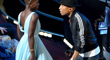 Pharrell Williams dançando com Lupita Nyong'o durante a performance dele de "Happy" - John Shearer/AP