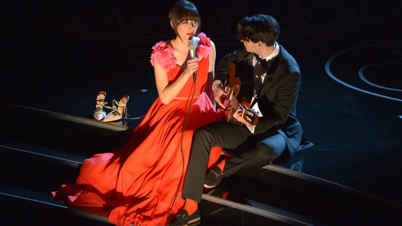 Karen O, líder do Yeah Yeah Yeahs, e Ezra Koenig, do Vampire Weekend, fizeram uma performance curta, mas cheia de candura de “The Moon Song” (de <i>Ela</i>) - John Shearer/AP