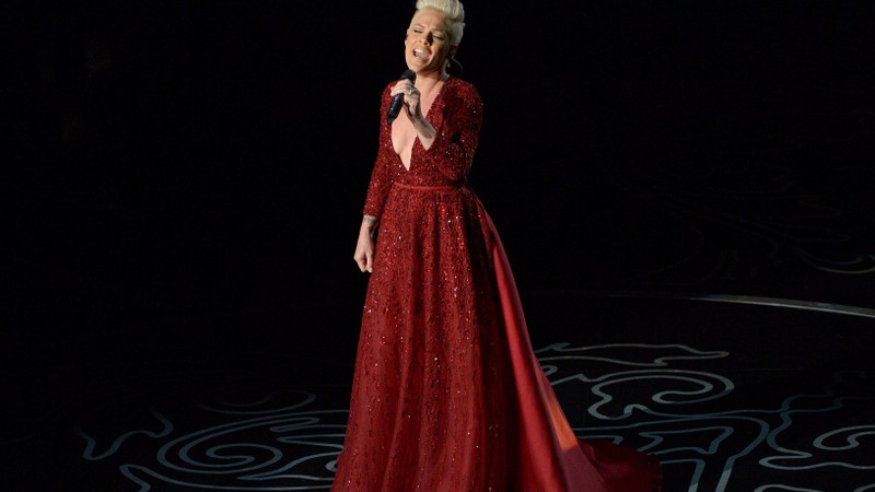 Pink cantando "Over the Rainbow" para lembrar os 75 anos de <i>O Mágico de Oz</i> - John Shearer/AP