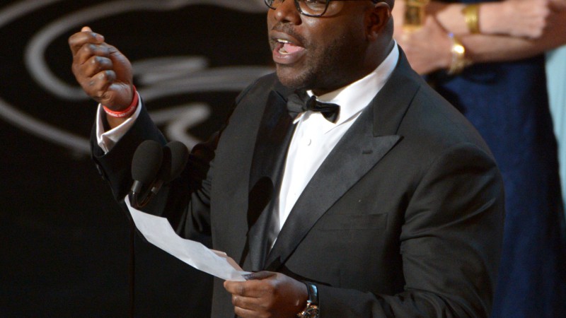 Steve McQueen agradecendo a Academia pelo Oscar de Melhor Filme para <i>12 Anos de Escravidão</i> - John Shearer/AP