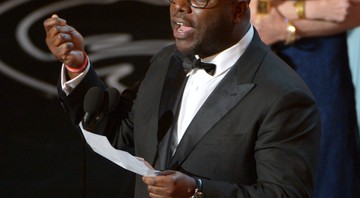 Steve McQueen agradecendo a Academia pelo Oscar de Melhor Filme para <i>12 Anos de Escravidão</i> - John Shearer/AP