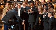 Steve McQueen comemora o Oscar de Melhor Filme junto ao elenco e equipe de <i>12 Anos de Escravidão</i> - John Shearer/AP