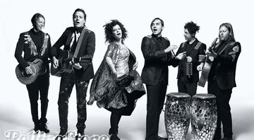 BIG BAND
(A partir da esq.) Richard Reed Parry, Win Butler, Régine Chassagne, Will Butler, Jeremy Gara e Tim Kingsbury - Mark Seliger