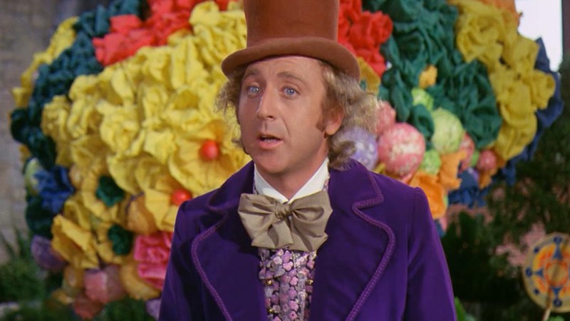 <b>A roupa de Willy Wonka em <i>A Fantástica Fábrica de Chocolate</i></b>: Um casaco roxo e uma cartola é uma fórmula simples para um figurino memorável. - Reprodução