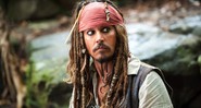 <b>Os acessórios de Jack Sparrow em <i>Piratas do Caribe</b></i>: Existe uma grande influência de Keith Richards no visual de Sparrow. A bandana e os “penduricalhos” do pirata o deixaram tão rock and roll quanto o guitarrista dos Rolling Stones.  - Reprodução