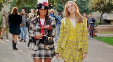 <b>Cher e Dionne em <i>As Patricinhas de Beverly Hills</i></b>: A dupla de amigas criava os visuais mais elaborados do mundo para ir... à escola. De qualquer jeito, o figurino é um bom exemplo dos acertos (e erros) da moda dos anos 90.    - Reprodução