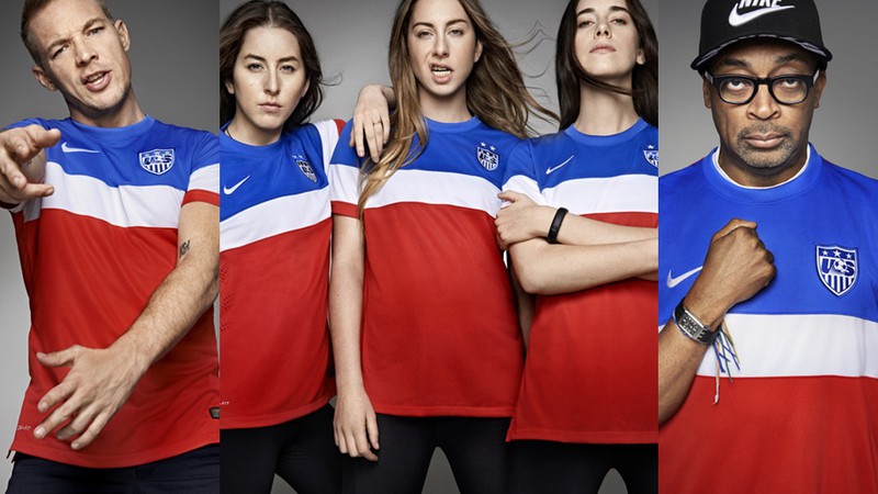 Haim, Diplo e Spike Lee com o uniforme dos Estados Unidos na Copa do Mundo deste ano.  - Divulgação / Nike