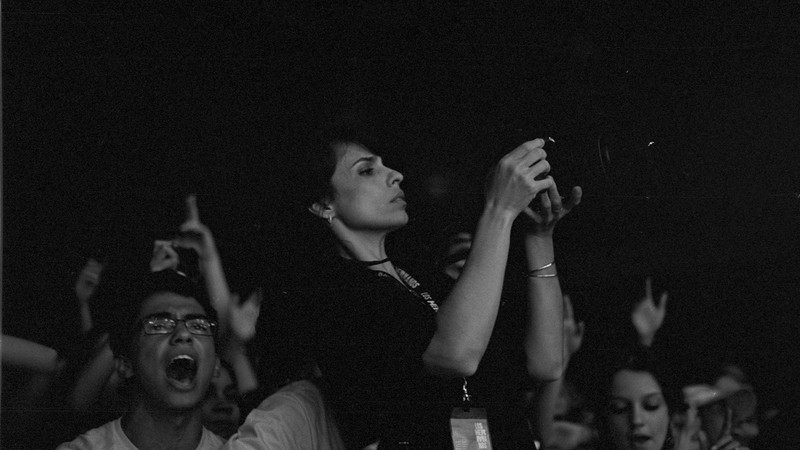 Maria Ribeiro durante as filmagens do documentário <i>Los Hermanos – Esse é Só o Começo do Fim da Nossa Vida</i>. - Divulgação