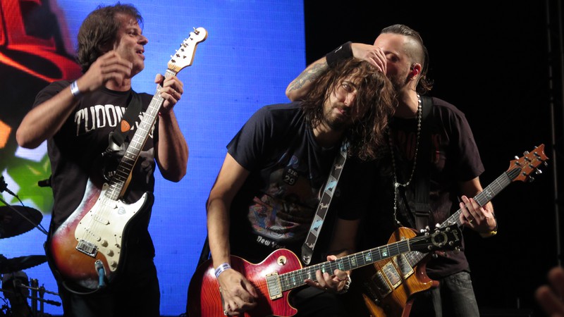 Fernando Deluqui (RPM) com os guitarristas do Charlie Brown Jr. Marcão e Thiago. - Lucas Brêda