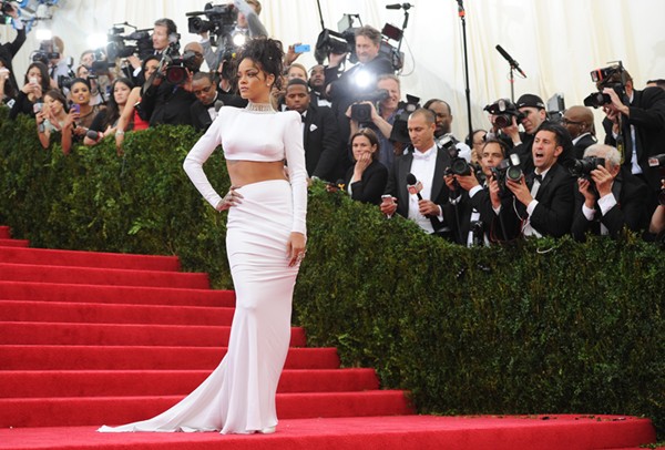 Rihanna chamou atenção com o visual assinado por Stella McCartney, com joias da Jacob & Co., Cartier, Yeprem e Dionea Orcini.  - Evan Agostini/AP