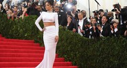 Rihanna chamou atenção com o visual assinado por Stella McCartney, com joias da Jacob & Co., Cartier, Yeprem e Dionea Orcini.  - Evan Agostini/AP