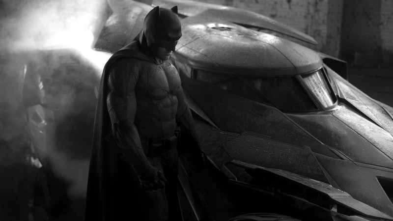 Ben Affleck como Batman ao lado do batmóvel - Reprodução / Twitter