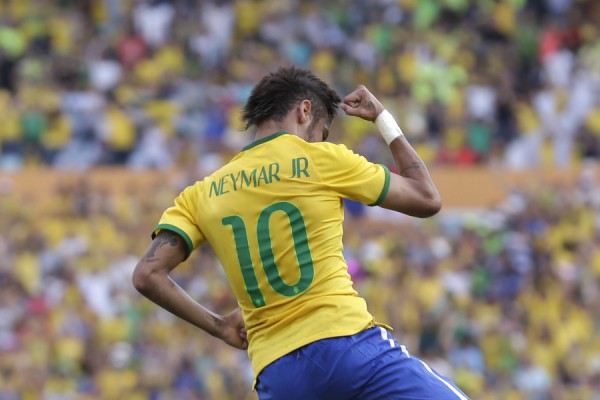 No Brasil, todo dia é dia de futebol. E esporte é, sem dúvida, a grande paixão nacional. Para quem gosta de celebrar a modalidade no campo, ou prefere acompanhar os campeonatos pela televisão, preparamos uma lista de filmes que têm o futebol como tema. - Andre Penner/AP