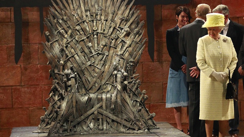 Rainha Elizabeth II no set de Game of Thrones - Peter Morrison/AP