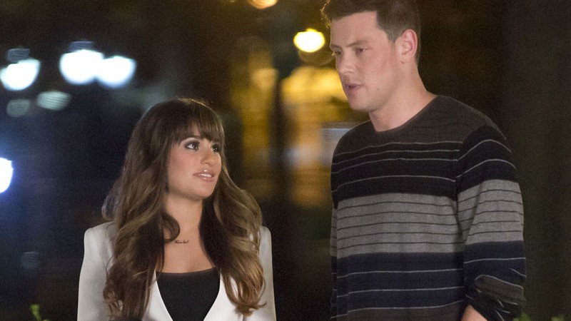 O relacionamento de Lea Michele e Cory Monteith - que começou com o namoro de Rachel e Finn, em <i>Glee</i> - terminou de maneira trágica. O ator morreu de overdose de heroína em 2013.  - Reprodução