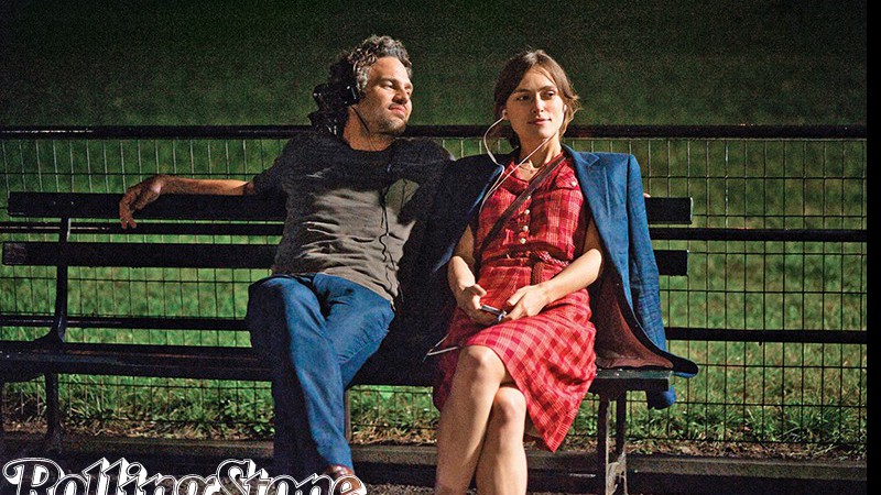 Keira e Ruffalo perdidos na música.