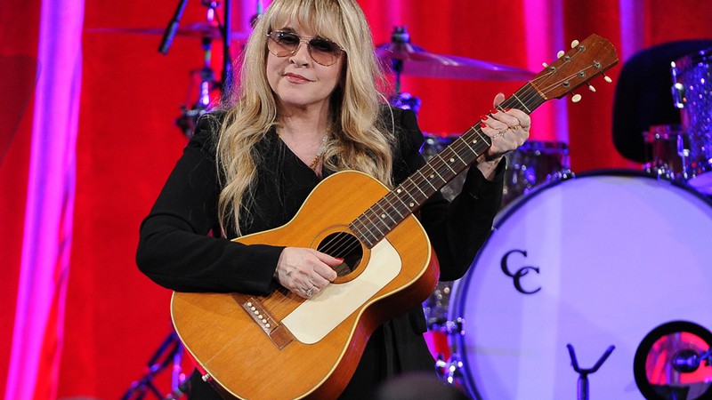 Stevie Nicks, do Fleetwood Mac, canta com o Foo Fighters em show (Foto: Chris Pizzello/AP)