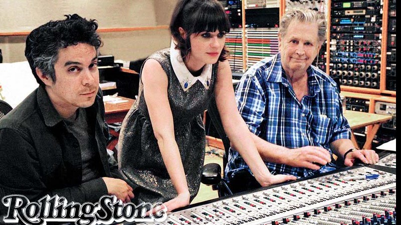 <b>Criando</b><br>
M. Ward e Zooey Deschanel, que formam o She & Him, ao lado de Brian Wilson no estúdio. - Amber Sterling