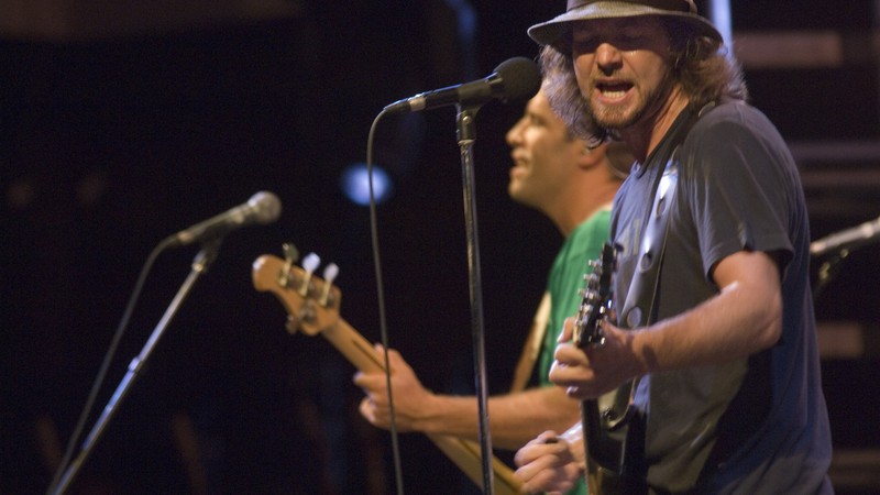 Eddie Vedder e Jack Johnson - Lucy Pemoni/AP